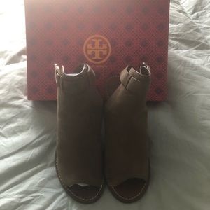 Tory bunch tan suede heels